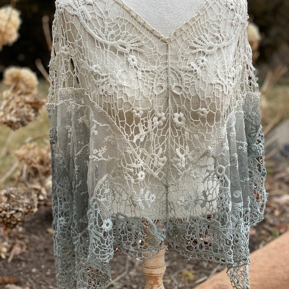 Lace poncho - Picture 2 of 7